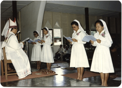 252312 Het afleggen van de eeuwige gelofte door vier Indonesische zusters te Medan, Indonesië