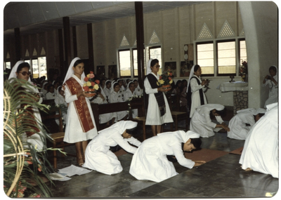 252313 Zusters knielen tijdens het afleggen van de eeuwige gelofte door vier Indonesische zusters te Medan, Indonesië
