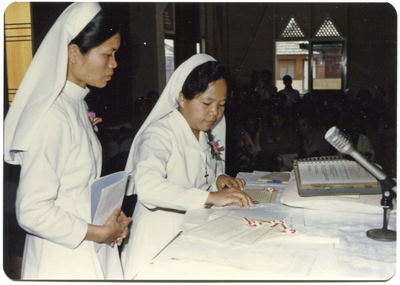 252314 Een zuster bij haar professieplechtigheid te Medan, Indonesië
