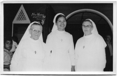 252318 Zuster Lidwina Sidebang met twee Nederlandse medezusters na het afleggen van haar eeuwige professie te Medan, ...