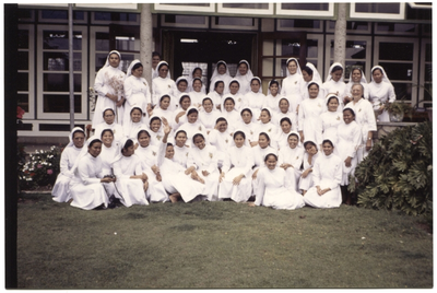 252320 Groepsfoto van geprofeste Indonesische zusters te Kabanjahe op Sumatra, Indonesië