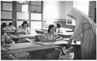 252324 Zuster Josephine geeft les aan een klas van de Nijverheidsschool te Bandjarmasin, Indonesië
