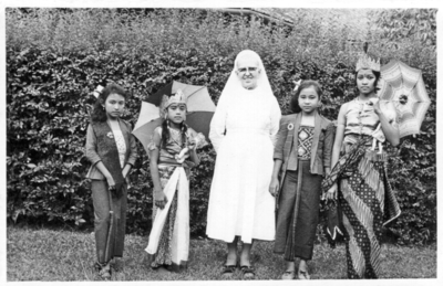 252326 Zuster Alphonsine Swagemakers met vier danseressen bij haar gouden professiefeest te Medan