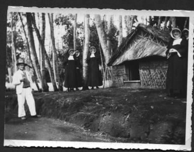 252330 Zusters met dominee Lao Si Momo bij een oude melaatsenhut op Sumatra, Indonesië