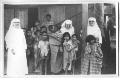 252331 Zuster Lucretia Sinack met Sumatraanse kinderen en twee medezusters