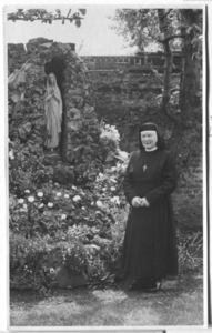 252332 Zuster Lucretia Sinack bij het Mariabeeld van een Lourdesgrot