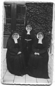 252334 Portret van zuster Lucretia Sinack met twee medezuster buiten op de veranda van het klooster