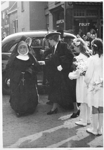 178167 Aankomst van moeder Assisia voor de feestelijkheden van het 50-jarig bestaan van het St. Elisabethstichting te ...