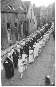 178171 Zusters en bruidsmeisjes bij het 50-jarig bestaan van het St. Elisabethstichting te Doesburg