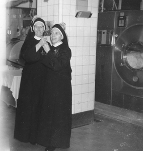 178185 Een dansje in de wasserij tijdens het feest van zuster Yvonne in het St. Elisabethziekenhuis te Leiden