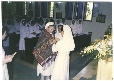 178188 Zuster Pauline krijgt een ulos-kleed over haar schouders gelegd bij haar 50-jarige professiefeest (Indonesië)