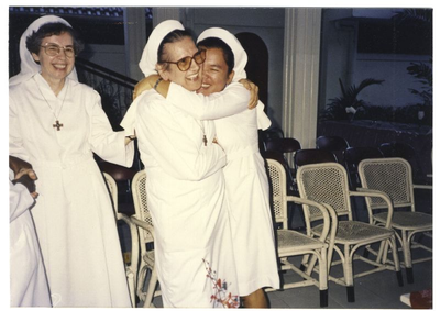 178189 Zuster Maria wordt hartelijk omhelsd door de jonge zusters (Indonesië)