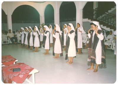 178190 de Indonesische zusters voeren een traditionele dans uit met over hun kleding een ulos-kleed (Indonesië)