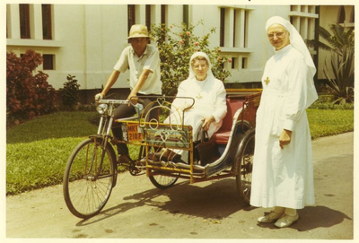 178192 Zusters nemen een betjak (fietstaxi) te Medan (Indonesië)