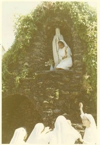 178198 Het noviciaat te Medan bij het nieuwe Bernadettebeeld (Indonesië)