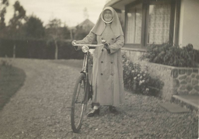 178206 Zuster Immaculata op de fiets naar haar wijk op Sumatra (Nederlands-Indië)
