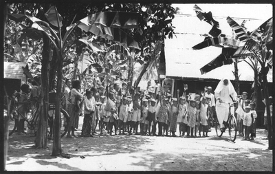 178212 De kinderen in de Mohammedaanse kampong nemen afscheid van de zuster (Nederlands-Indië)