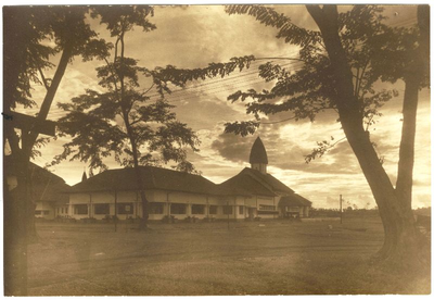 178220 Voorkant van het (St. Elisabeth) ziekenhuis te Medan (Nederlands-Indië)