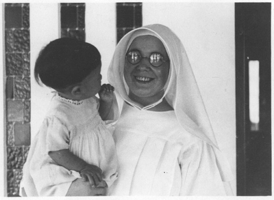 178225 Zuster Immaculata met een Japans kindje (Nederlands-Indië)