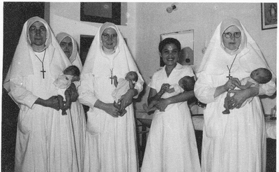 178237 Zusters en verpleegster op de babyafdeling (Indonesië)