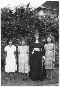 178239 Zuster Wilfrida met de drie eerste Indonesische postulanten (Indonesië)