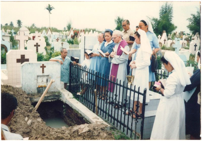 178240 Gebed bij de opgraving van een zuster te Indonesië