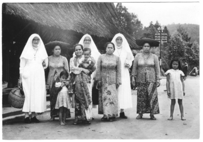 178246 Zusters met Indonesische families op de passar van Brastagi (Indonesië)