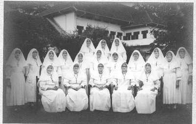 178247 Groepsfoto van zusters-missionarissen te Medan (Indonesië)