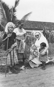 178248 Zuster Laura met Indonesische vrouwen en kindjes in Pulau Sicanang (Indonesië)