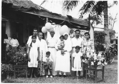 178250 Indonesische zuster Elisabeth met haar familie (Indonesië)