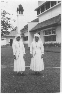 178251 De twee eerste zusters te Batak op de dag van hun eerste gelofte (Indonesië)