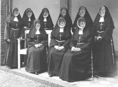 178255 Deze zusters dragen het missiekruis en werden na de oorlog uitgezonden (Indonesië)