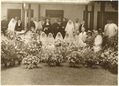 178258 Feest bij de opening van het Sint Elisabeth ziekenhuis te Medan (Indonesië)