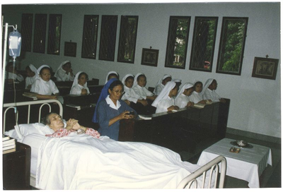 178262 Zuster Maria ontvangt het sacrament van de zieken in de kapel te Medan (Indonesië)