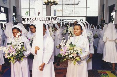 178263 Zuster Maria, onze laatste Nederlandse zuster in Indonesië, wordt uit de refter gedragen (Indonesië)