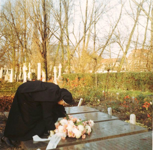 178266 Voordat de zusters definitief vertrekken uit Leiden worden er bloemen gelegd op de graven van de zusters