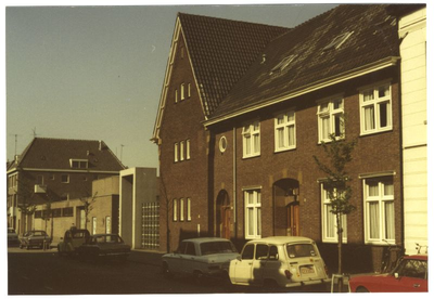 178267 Het Maartenshof en de voorzijde van het noviciaatshuis te Breda