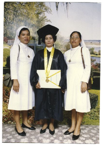 178268 Zuster Ferdinanda bij haar afstuderen als juriste (Indonesië)