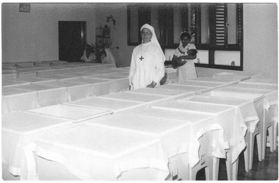 178275 Zuster Herminegilde in de babykamer te Medan (Indonesië)