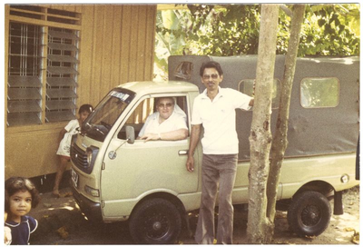 178286 De eerste auto in het lepradorp Gema Kasih (Indonesië)