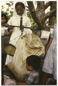 178288 Zuster aan het wegen in het lepradorp Gema Kasih (Indonesië)