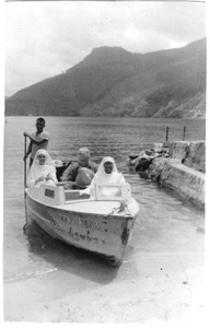 178295 De zusters Elisabeth en Maria op het Tobameer te Sumatra (Indonesië)