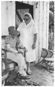 178296 Zuster Laura met een bewoner van het lepradorp Gema Kasih (Indonesië)