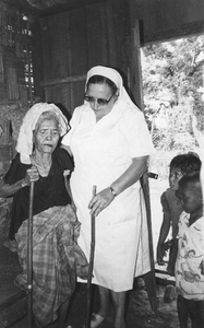 178297 Zuster Laura met een bewoner van het lepradrorp Gema Kasih (Indonesië)