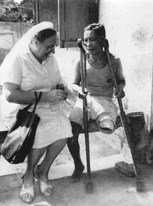 178298 Zuster Laura op bezoek bij een patiënt in het lepradorp Gema Kasih (Indonesië)