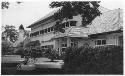 178301 Vooraanzicht van klooster en kapel te Medan (Indonesië)