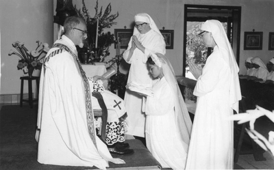 178303 Zuster Benedicta ontvangt het habijt bij haar inkleding (Indonesië)