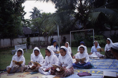 178310 Novicen bidden in de tuin [te Rumah Joneph] (Indonesië)