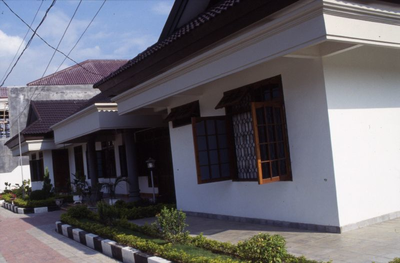 178315 Voorzijde van het klooster te Samarinda (Indonesië)