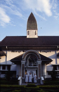 178321 Zusters Leonarda, Melania en Lioba voor het embleem van Rumah Sakit Santa Elisabet te Medan (Indonesië)